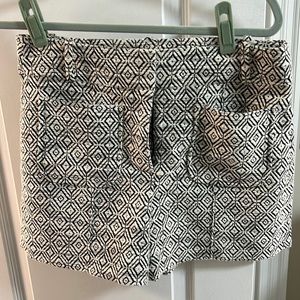 Black and white geometric dress shorts, sz 8